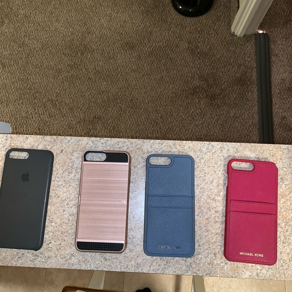 4 IPhone 8 Plus Phone cases (Michael Kors & Apple)